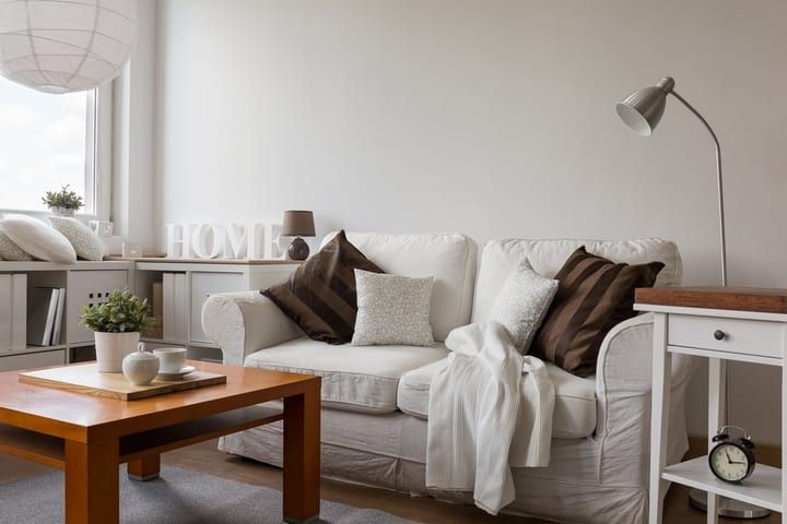 Cozy living room with a white sofa and decorative pillows.
